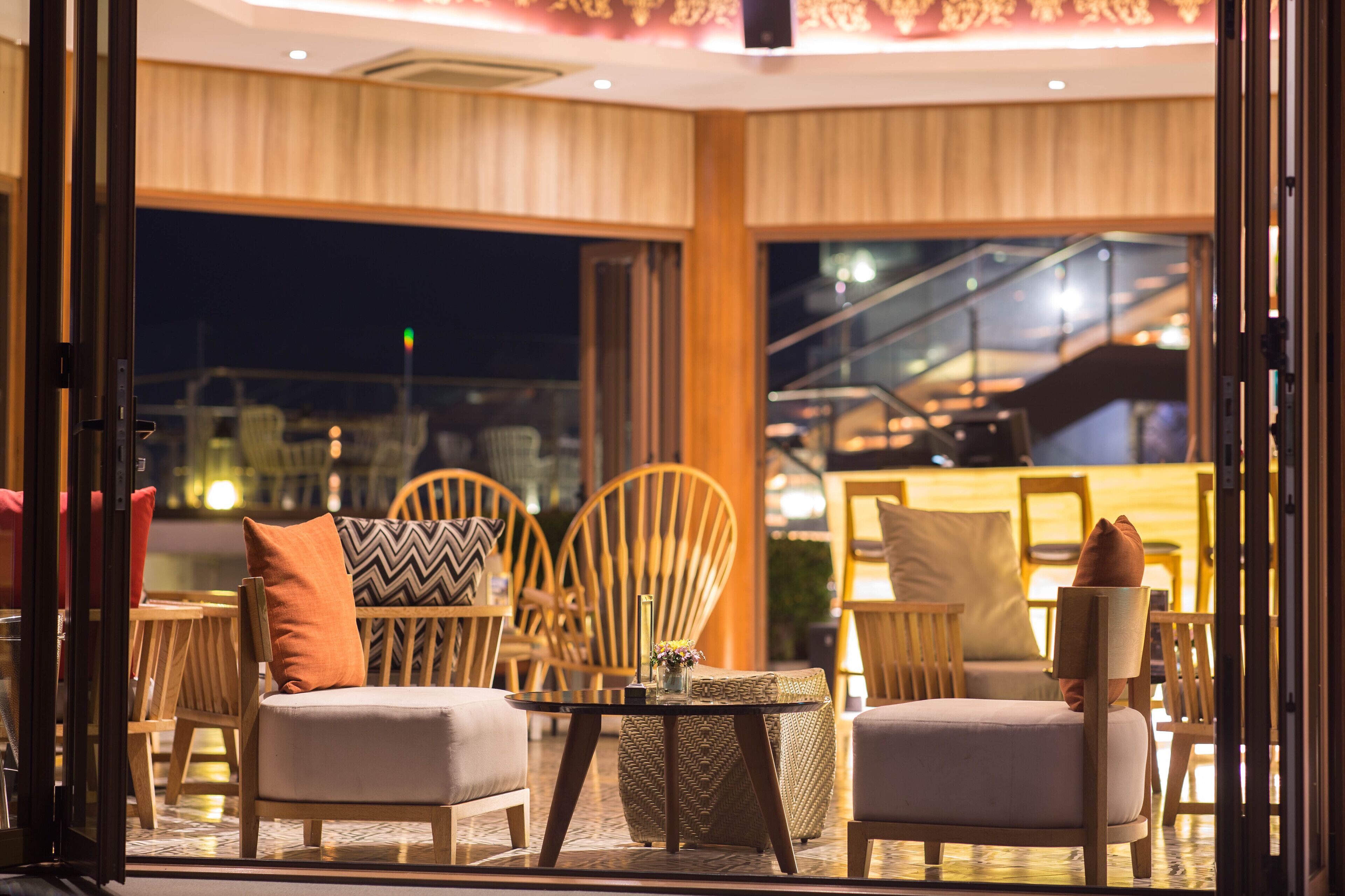 3 restaurants, breakfast, lunch, dinner served; international cuisine