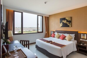 Minibar, safe på rommet, skrivebord og lydisolert