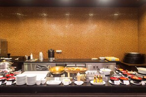 Un buffet proposant une variété de plats et d'accompagnements.