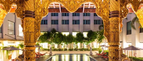 Kolam renang outdoor, dengan payung kolam renang dan kursi berjemur