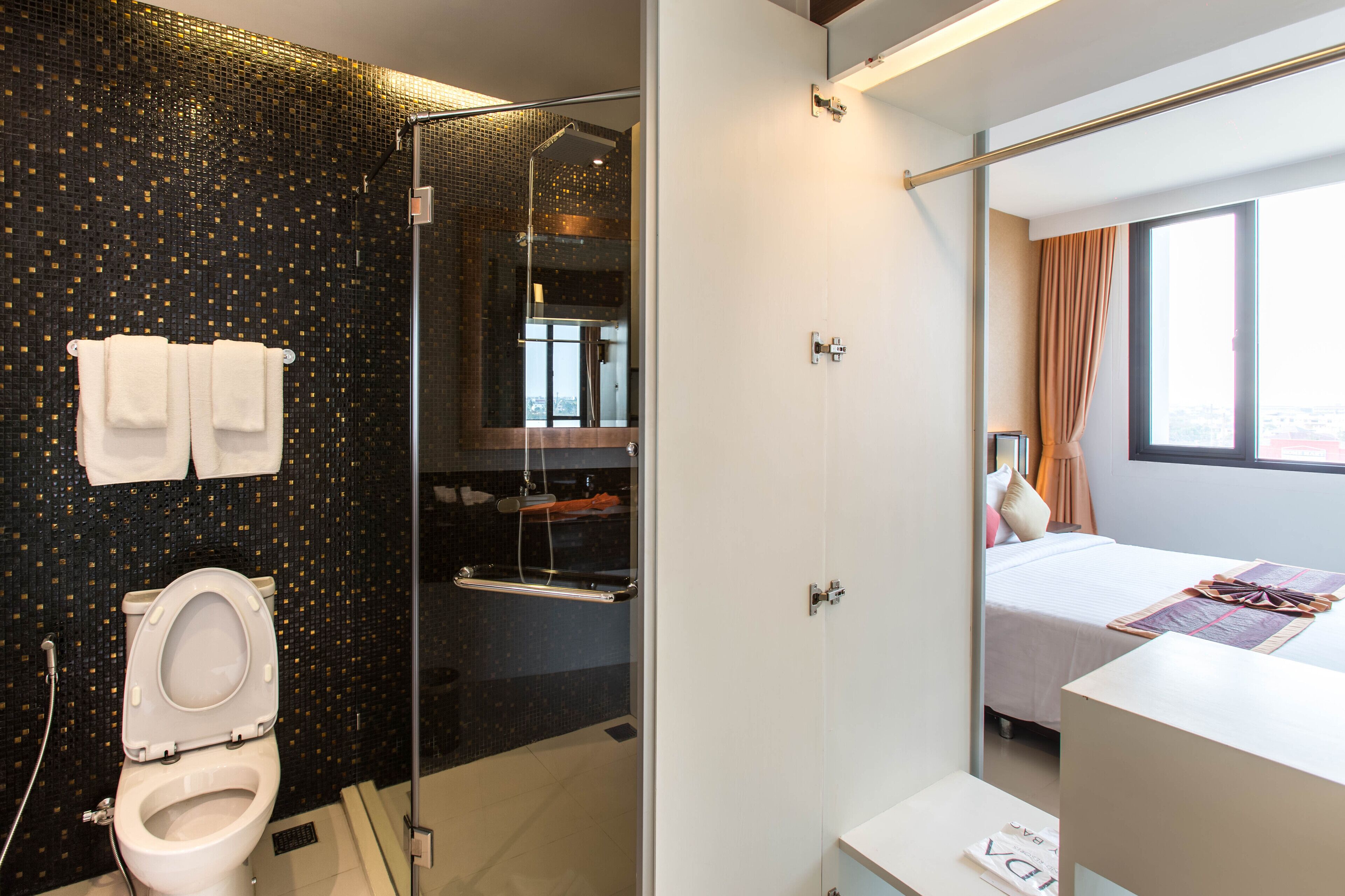 shower, rainfall showerhead, free toiletries, hair dryer