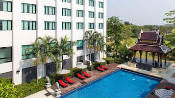 Utomhuspool, öppet 07.00 till 20.00, parasoller och solstolar