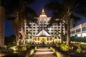 Fachada de la propiedad por la tarde o noche