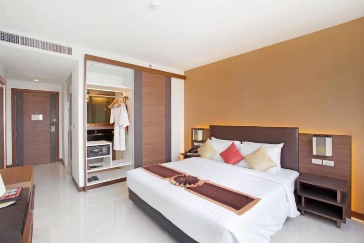 Minibar, in-room safe, desk, soundproofing