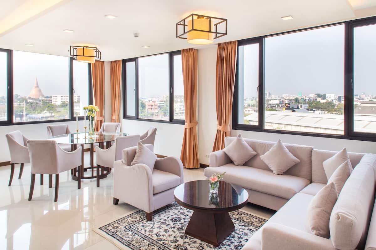 Executive Suite | Living room | 32-inch LCD TV with cable channels, TV