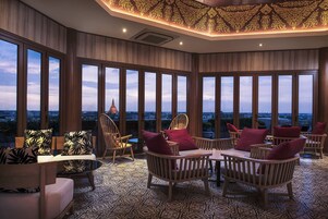 3 restaurantes; se sirve desayuno, almuerzo y cena; cocina internacional