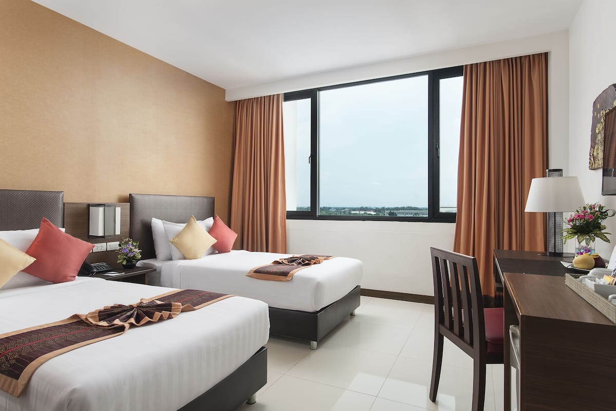 Deluxe Room | Minibar, in-room safe, desk, soundproofing