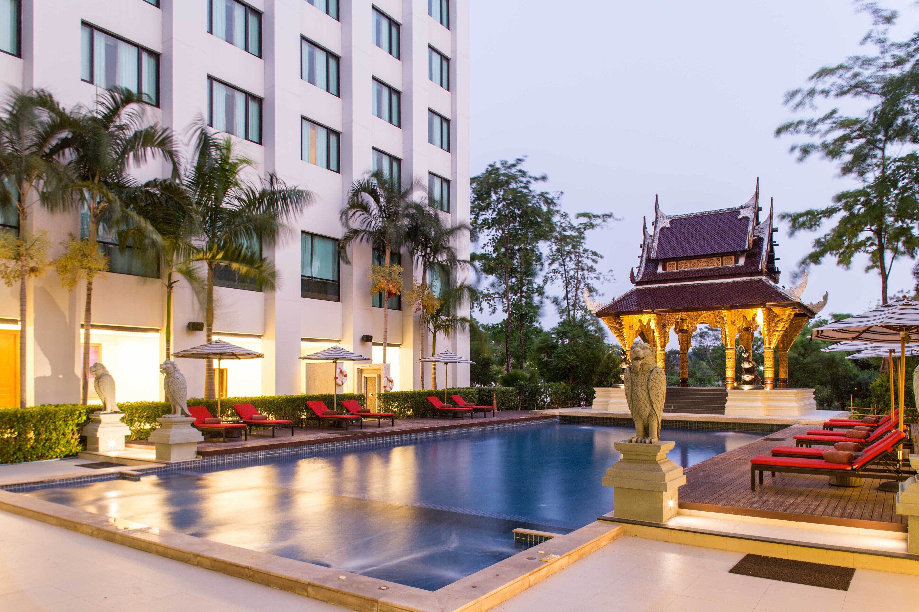 Hồ bơi ngoài trời