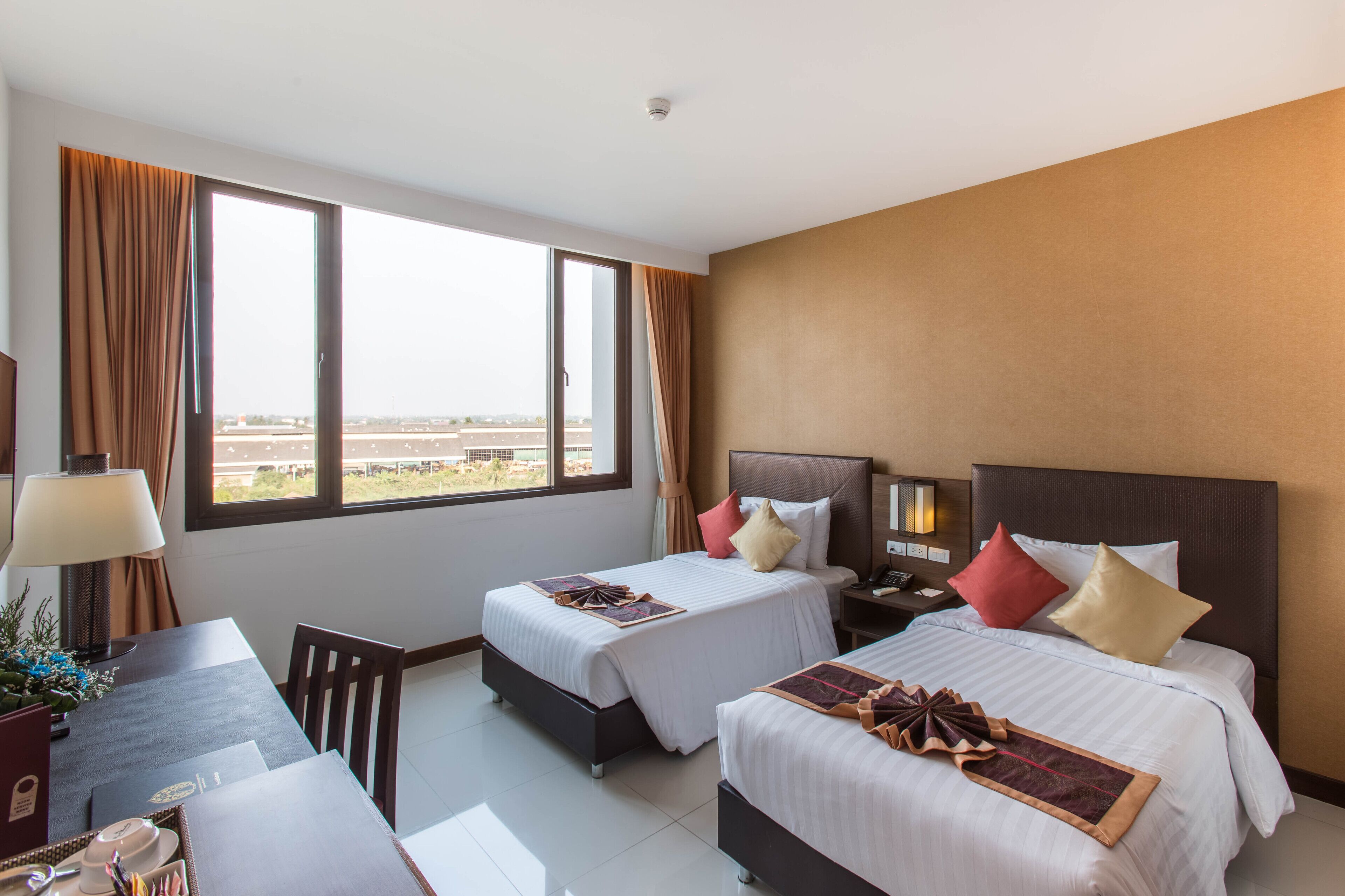 deluxe room | minibar, in-room safe, desk, soundproofing