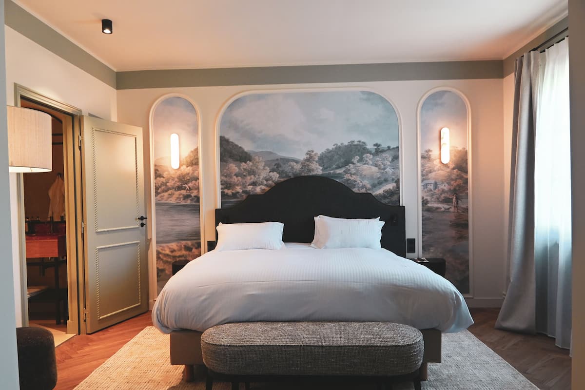 Junior Suite | 1 bedroom, premium bedding, minibar, in-room safe