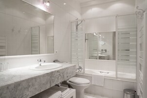 1 bedroom, premium bedding, minibar, in-room safe