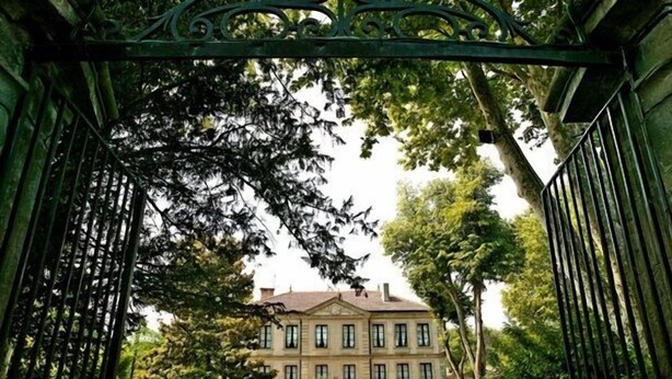 A large, symmetrical building with a central entrance, surrounded by lush greenery and trees. - Domaine d'Auriac (Carcassonne)