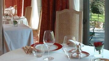 2 restaurants servant le petit déjeuner, le déjeuner et le dîner