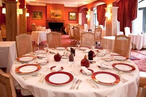 2 restaurants, breakfast, lunch, dinner served; French cuisine  - Domaine d'Auriac (Carcassonne)