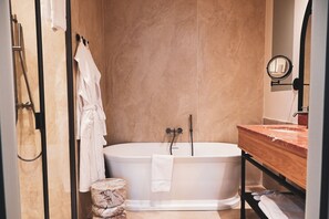 Junior suite | Badkamer | Gratis toiletartikelen, een haardroger, badjassen, pantoffels