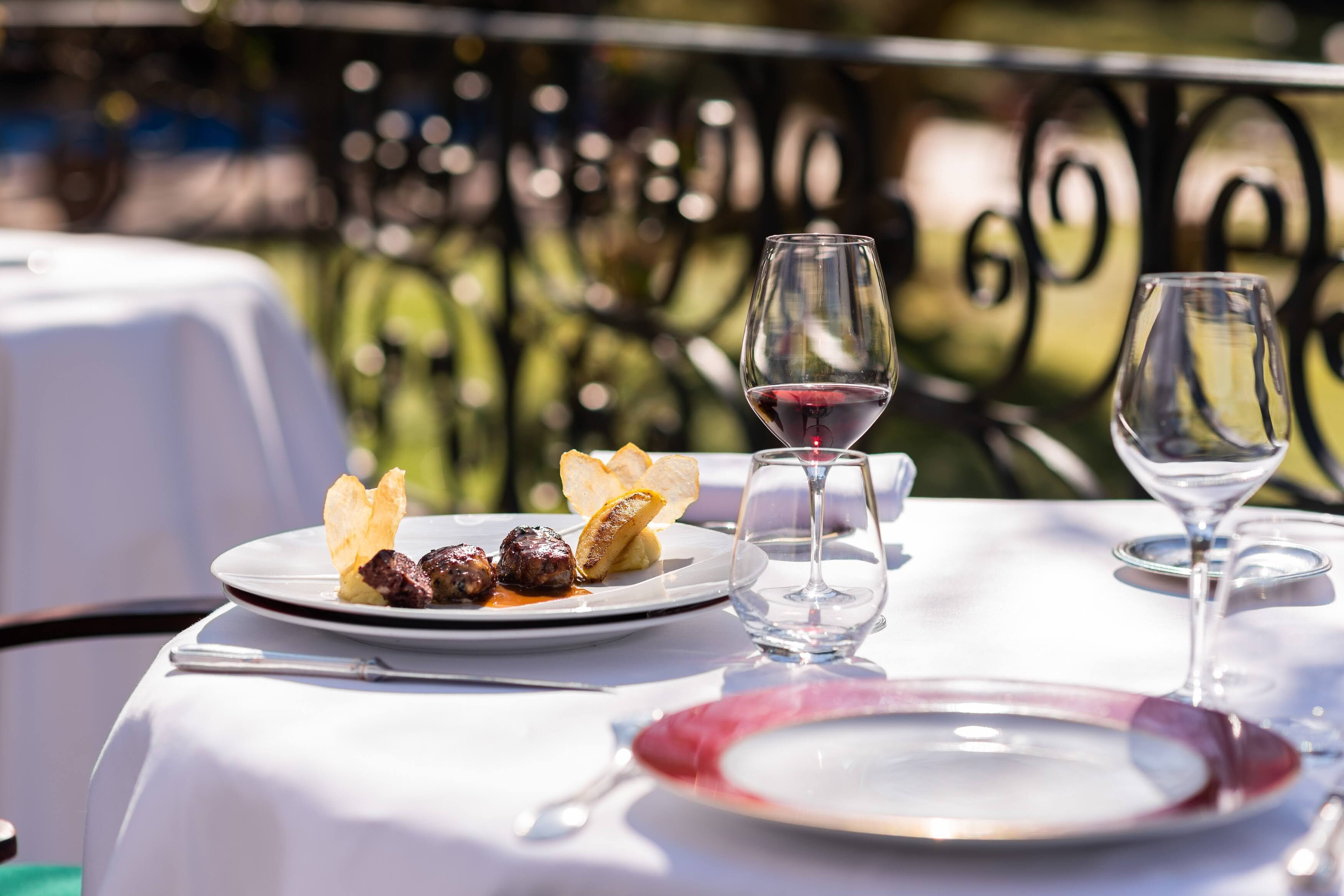 2 restaurants, breakfast, lunch, dinner served; french cuisine