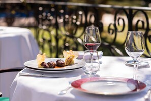 2 restaurants servant le petit déjeuner, le déjeuner et le dîner