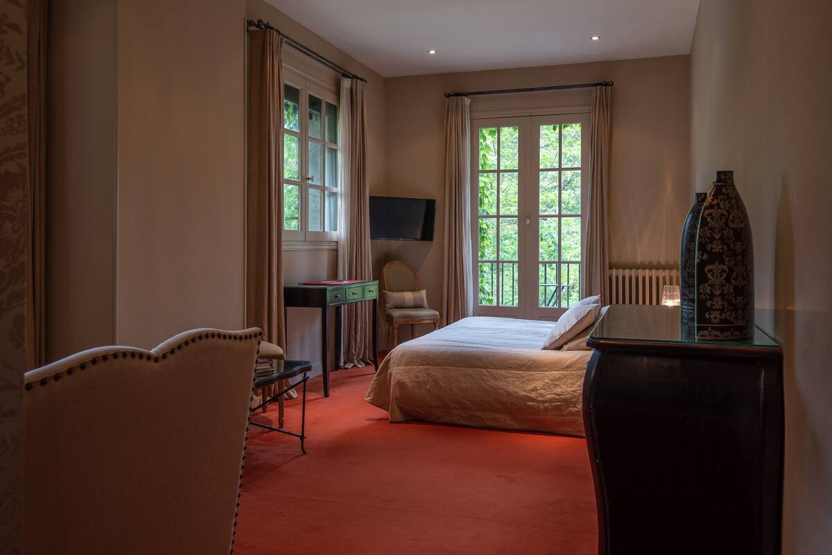 grand superior room, private bathroom, pool view  | premium bedding, minibar, in-room safe, desk