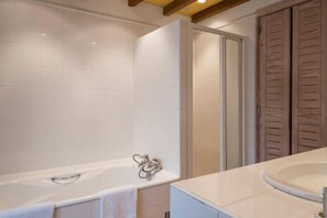 Apartment (cottage) | Bathroom | Free toiletries, hair dryer, bathrobes, slippers - Domaine d'Auriac (Carcassonne)