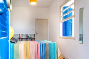 Ropa de cama de alta calidad y caja de seguridad en la habitación 