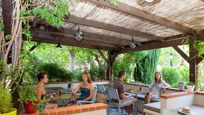 2 restaurants, ze serveren er ontbijt 