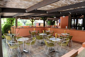 Poolside bar