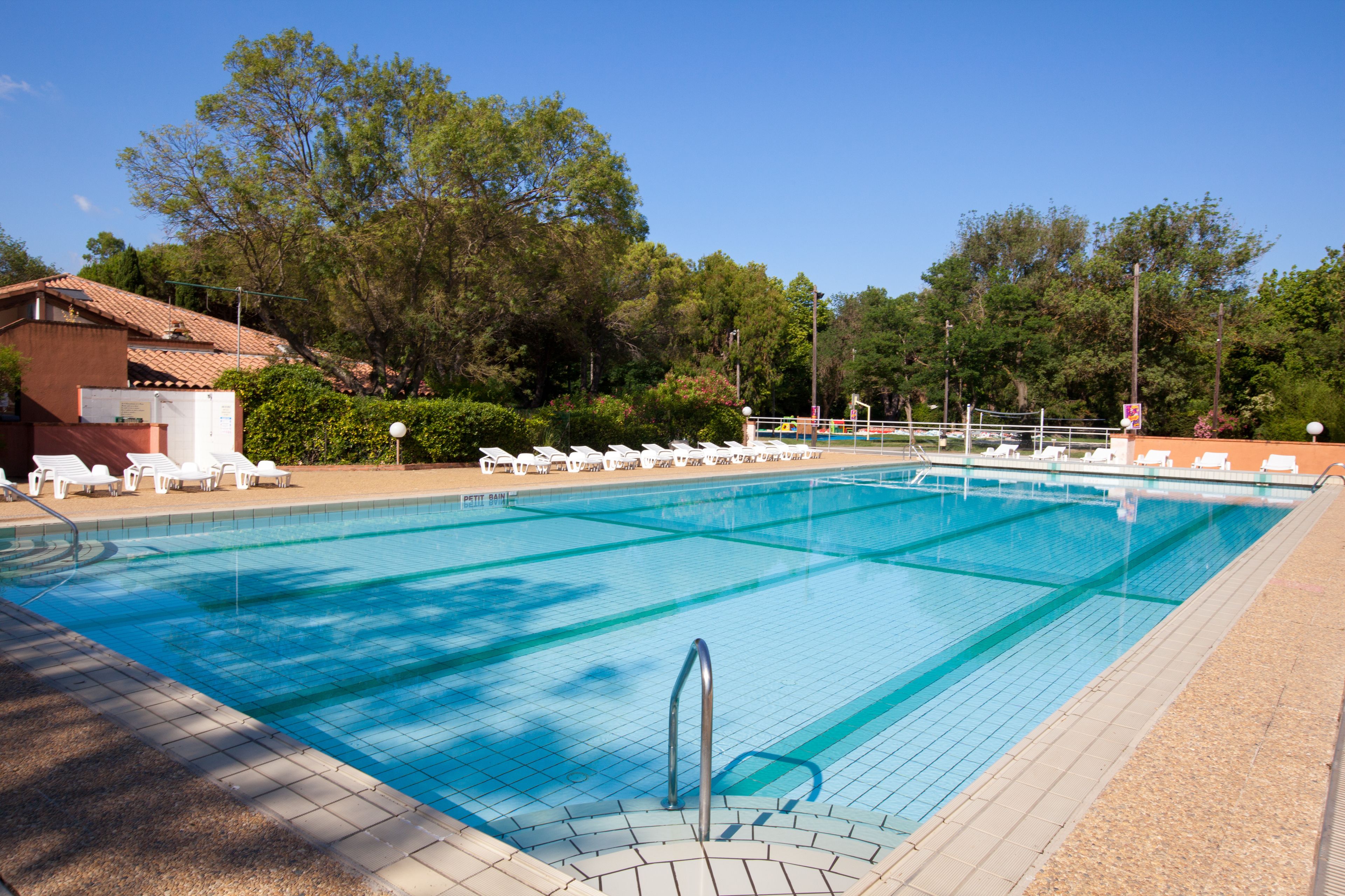 Kolam renang outdoor musiman, dengan kursi berjemur