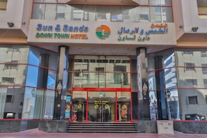 Le Sun & Sands Downtown Hotel se distingue par sa façade moderne, ses grandes baies vitrées et son entrée imposante.