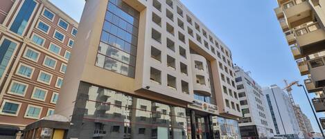 Un edificio moderno con un diseño arquitectónico único, con amplias ventanas y una entrada destacada.