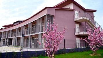 Un edificio moderno con varios balcones y techo plano.