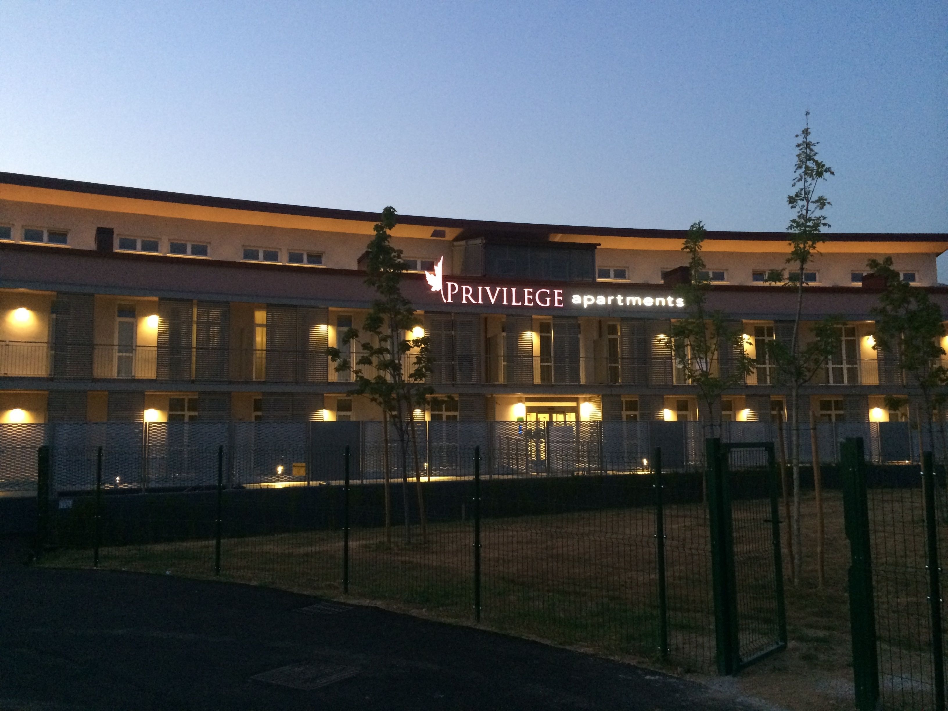 Facciata della struttura - sera/notte