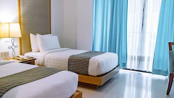 Caja de seguridad en la habitación, escritorio y cortinas blackout