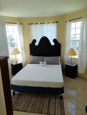 Standard Penthouse: 2 guest 1 Bedroom, 1 Bathroom or 4 guest 2 Bedrooms, 2 Bathrooms, Ocean View | 1 kamar tidur, setrika/meja setrika, Wi-Fi gratis, dan seprai linen