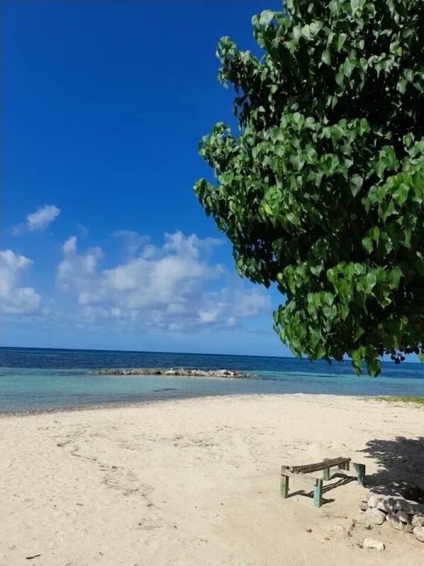 På stranden