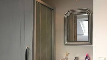 Dobbeltværelse (Ground Floor) | Badeværelse | Bruser, gratis toiletartikler, hårtørrer, håndklæder