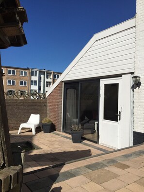 Căn hộ, 1 phòng ngủ, tầng trệt | Hiên