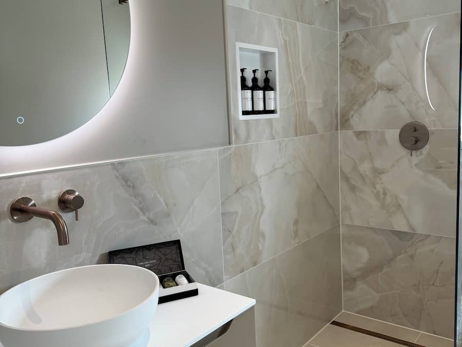 Dusche, kostenlose Toilettenartikel, Haartrockner, Handtücher