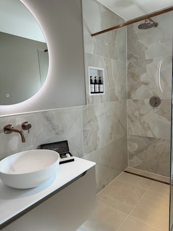 Shower, free toiletries, hair dryer, towels. Beach House Zandvoort
