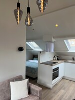 Estudio Deluxe (Ground Floor) | Zona de estar | Una televisión de pantalla plana