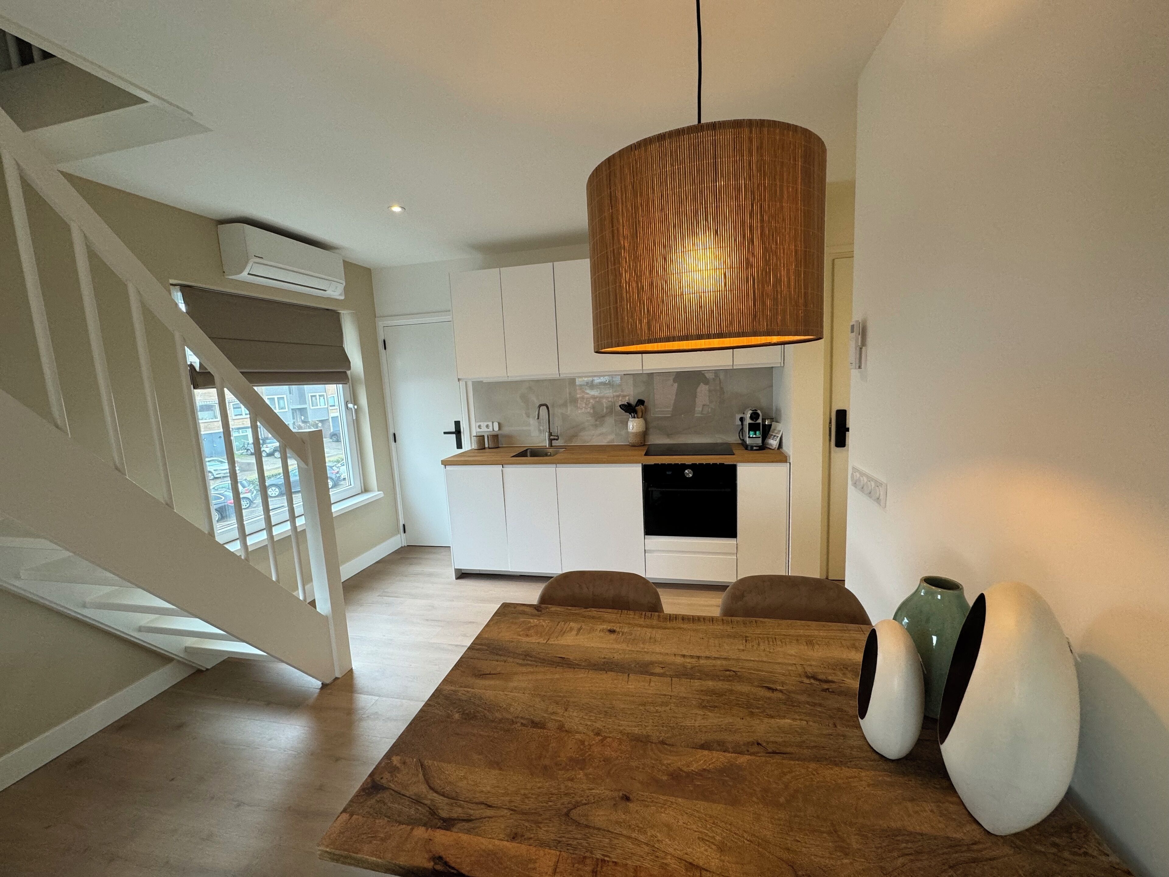 ดูเพล็กซ์ (Apartment) | ครัวส่วนตัว | ตู้เย็น, เครื่องชงกาแฟ/ชา, กาต้มน้ำไฟฟ้า, เตาปิ้งขนมปัง