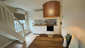 Alloggio su due livelli (Apartment) | Cucina privata | Frigorifero, macchina per tè/caffè, bollitore elettrico, tostapane