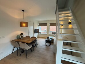 Dúplex (Apartment) | Zona de estar | Una televisión de pantalla plana