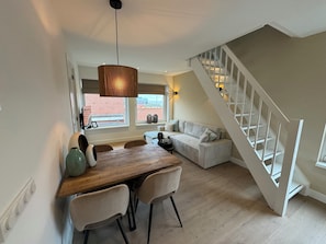 复式 (Apartment) | 起居区 | 平板电视