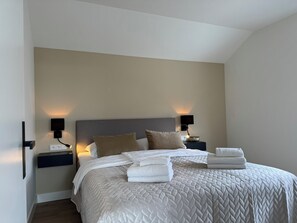 Departamento familiar, 2 habitaciones, balcón | Área de sala de estar | Televisión de pantalla plana 