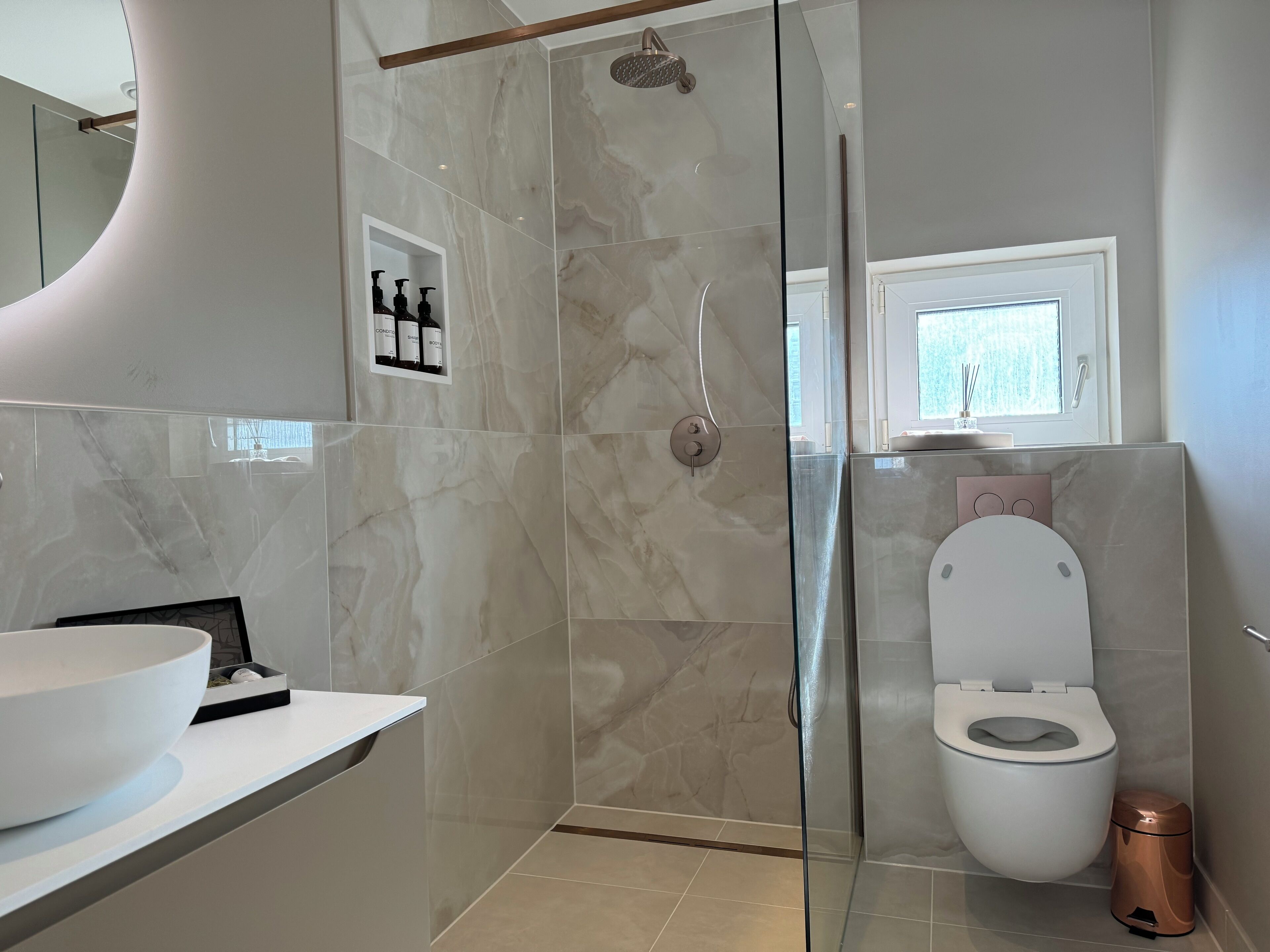 ฝักบัว, ของใช้ในห้องน้ำฟรี, ไดร์เป่าผม, ผ้าเช็ดตัว