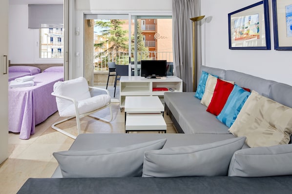 Superior Apartment, 3 Bedrooms | Living room