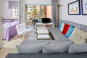 Apartamento superior, 3 habitaciones | Sala de estar | Una televisión de pantalla plana, una mesa de tenis de mesa