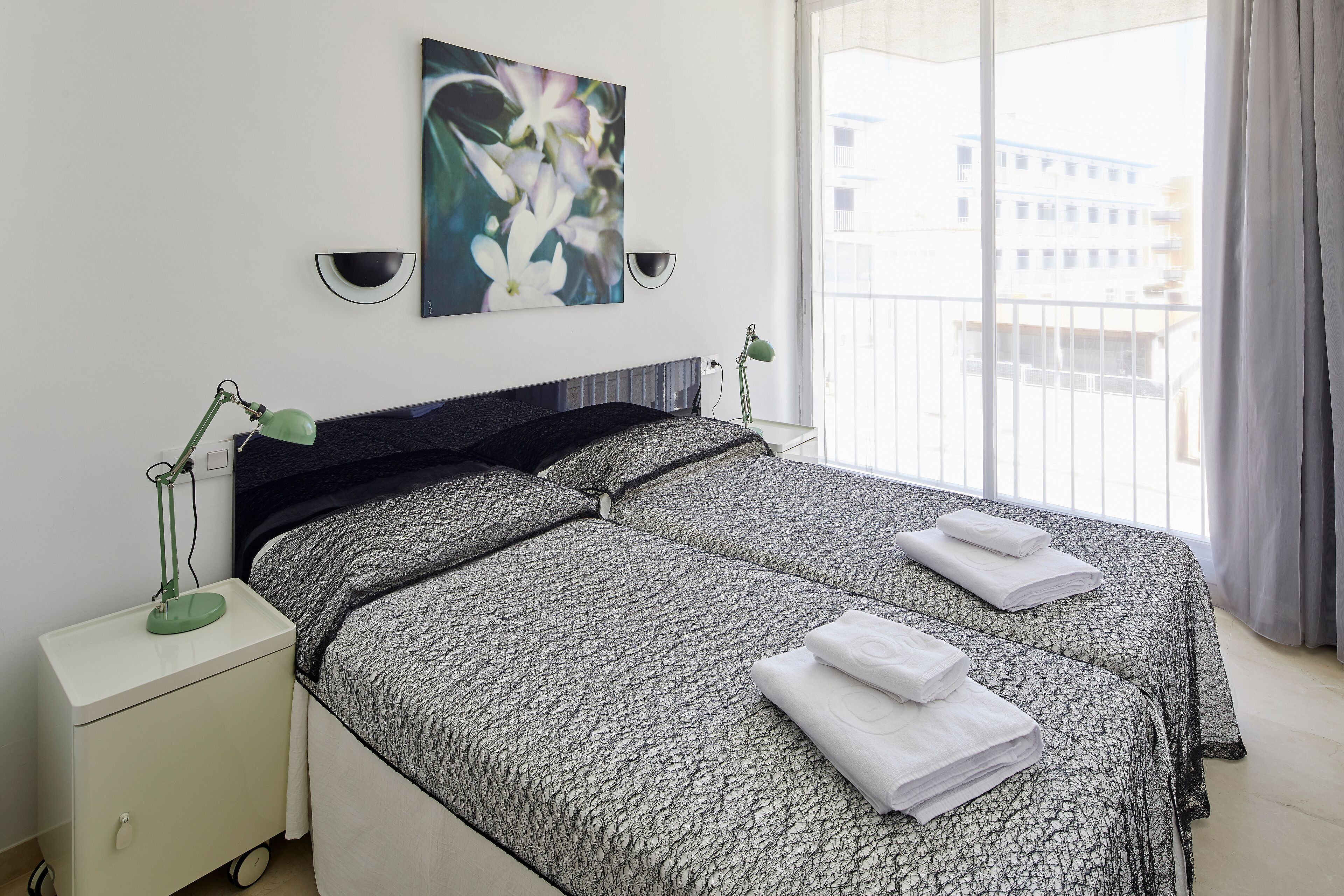 Apartamento superior, 3 habitaciones | 1 dormitorio, caja fuerte, escritorio y cortinas opacas