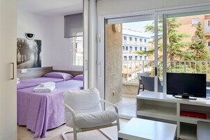 Apartamento superior, 3 habitaciones | Sala de estar | Una televisión de pantalla plana, una mesa de tenis de mesa