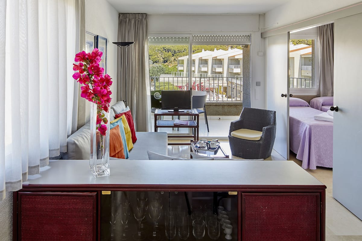 Apartamento, 2 habitaciones, vistas a la piscina | Sala de estar | Una televisión de pantalla plana, una mesa de tenis de mesa